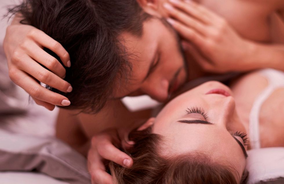 Пара любовников экспериментирует в сексесегодня секс на природе